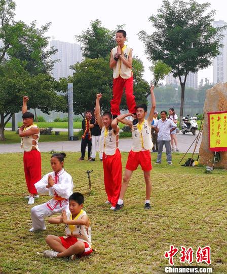 營員觀看由新東武術(shù)館學(xué)員進行的武術(shù)表演。楊杰英 攝