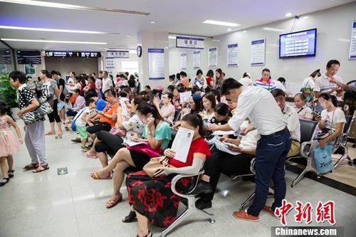 資料圖：公安局出入境辦證大廳業(yè)務火爆。 <a target='_blank' href='http://www.chinanews.com/'>中新社</a>記者 劉夢璇 攝