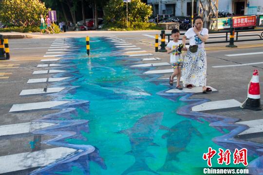 “海洋世界”現(xiàn)身路面?？谑讞l3D斑馬線獲市民稱贊