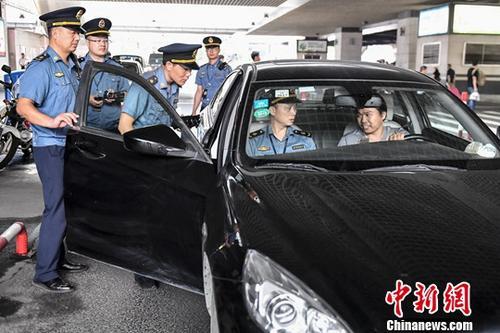 資料圖：2018年5月16日，廣州開展網(wǎng)約車市場專項整治行動檢查現(xiàn)場。陳驥旻 攝