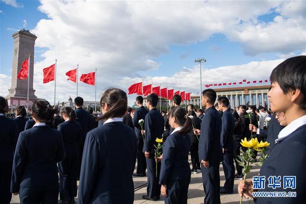 9月30日，烈士紀(jì)念日向人民英雄敬獻花籃儀式在北京天安門廣場隆重舉行。 新華社記者翟健嵐 攝