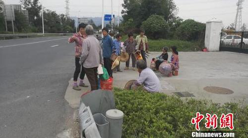 圖為超載面包車(chē)內(nèi)乘客滯留公路?！「咚俳痪B興支隊(duì)供圖 攝