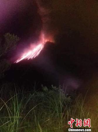 從上午到停晚，該火山持續(xù)噴發(fā)出熔巖和火山灰。印尼抗災(zāi)署供圖