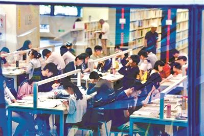 “滿座”已成為廣州圖書館的常態(tài)，昨天自然不例外。