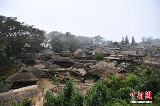 10月3日，翁丁古村。國(guó)慶節(jié)期間，位于云南省滄源佤族自治縣的翁丁古村吸引來(lái)自國(guó)內(nèi)外的游客探訪。<a target='_blank' href='http://www.chinanews.com/'>中新社</a>記者 劉冉陽(yáng) 攝