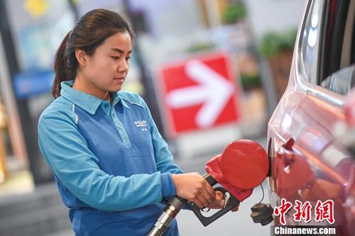 資料圖：加油站工作人員給汽車加油。<a target='_blank' href='http://www.chinanews.com/'>中新社</a>記者 武俊杰 攝