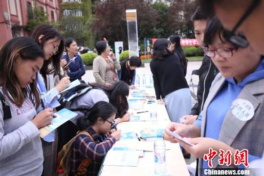 上海市衛(wèi)生計生委和上海市教育委員會聯(lián)合舉辦了一場以“新生代、心健康”為主題的大型宣傳活動。　芊燁 攝