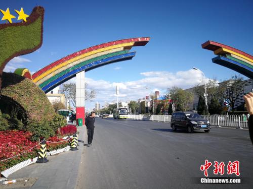 彩虹門(mén)是燕郊售樓一條街的標(biāo)志。<a target='_blank' href='http://www.chinanews.com/' >中新網(wǎng)</a>記者 邱宇 攝