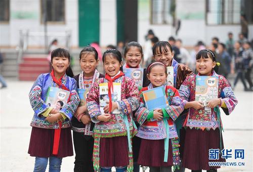 這是廣西融水苗族自治縣白云鄉(xiāng)中心校紅瑤女童班的各族女童（2017年11月29日攝）。 新華社記者 黃孝邦 攝