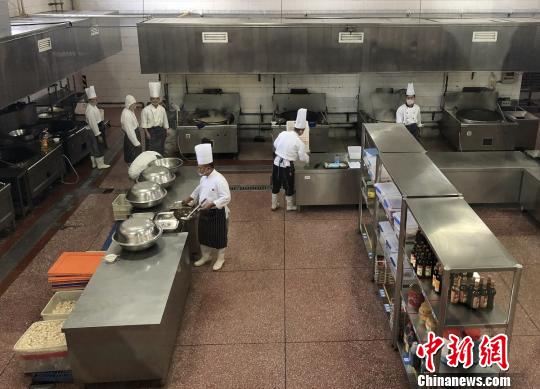 北京市食品藥品監(jiān)管局赴集體用餐配送單位進行食品安全專項檢查。北京市食藥監(jiān)局供圖