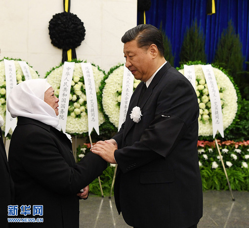 10月18日，司馬義·艾買提同志遺體送別在北京八寶山革命公墓舉行。習(xí)近平、栗戰(zhàn)書、汪洋、王滬寧、趙樂際、韓正、王岐山、胡錦濤等前往八寶山送別。這是習(xí)近平與司馬義·艾買提親屬握手，表示深切慰問。