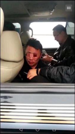 黑龍江大慶脫逃人員落網(wǎng)畫面曝光 開車拒捕撞警車