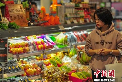 10月16日，一名消費者在超市選購商品。<a target='_blank' href='http://www.chinanews.com/'>中新社</a>記者 于海洋 攝