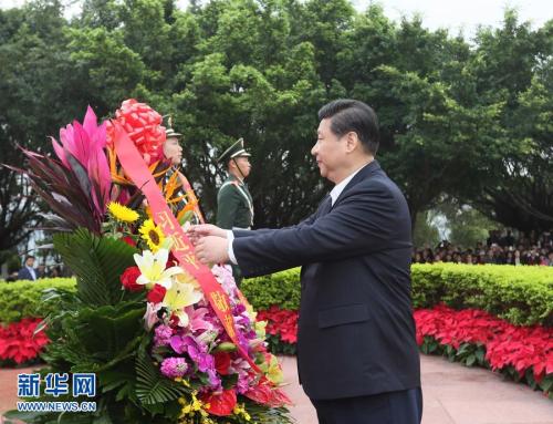 資料圖：2012年12月7日至11日，時(shí)任中共中央總書(shū)記、中央軍委主席習(xí)近平在廣東省考察工作。這是習(xí)近平在深圳蓮花山公園向鄧小平銅像敬獻(xiàn)花籃。蘭紅光 攝 圖片來(lái)源：新華網(wǎng)