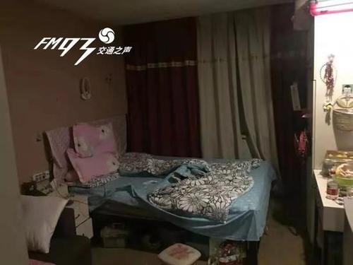 女子家中藏17個(gè)打火機(jī)走路扭捏作態(tài) 一查有問(wèn)題