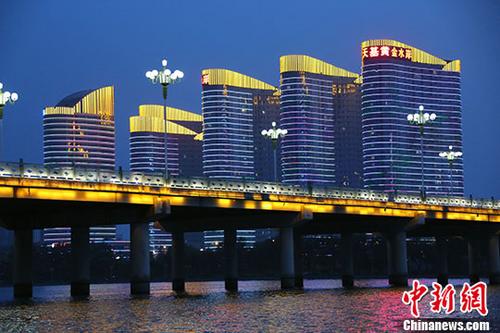 資料圖：山東臨沂沂河夜景。