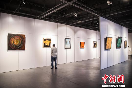 紀(jì)念改革開放四十周年——漆彩盛世漆藝作品邀請展在福建省海絲藝術(shù)館開幕。　李南軒　攝