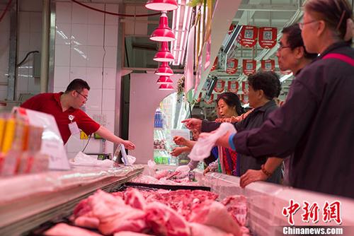 資料圖：超市民眾購(gòu)買豬肉。 <a target='_blank' href='http://www.chinanews.com/'>中新社</a>記者 張?jiān)?攝