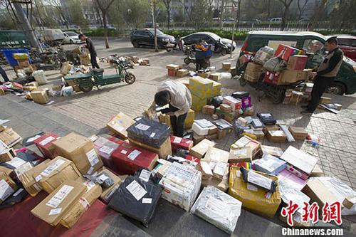 資料圖：物流快遞工作人員正在分揀快遞。<a target='_blank' href='http://www.chinanews.com/'>中新社</a>記者 張?jiān)?攝