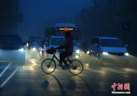 北京市民在重污染的大霧天氣中出行。<a target='_blank' href='http://www.chinanews.com/'>中新社</a>記者 楊可佳 攝