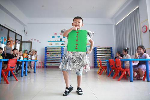 幼兒園小朋友辛辛苦苦做手工 結(jié)果同學(xué)都是網(wǎng)購的