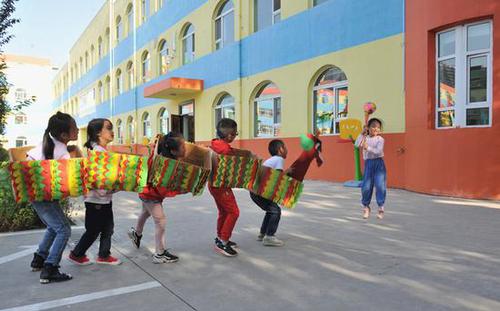 幼兒園小朋友辛辛苦苦做手工 結(jié)果同學(xué)都是網(wǎng)購的