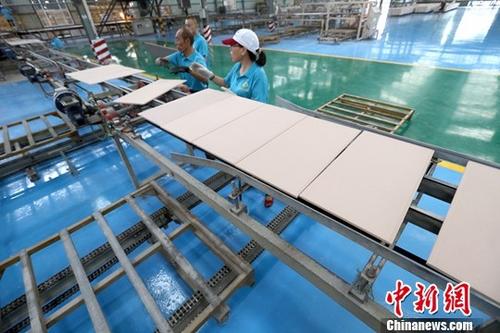 資料圖：某企業(yè)工作人員正在生產作業(yè)。<a target='_blank' href='http://www.chinanews.com/'>中新社</a>記者 張云 攝