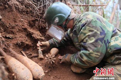 中國人民解放軍南部戰(zhàn)區(qū)陸軍云南掃雷大隊在雷場排除炮彈?！↑S巧 攝