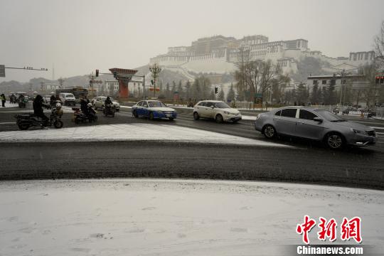 西藏氣象部門發(fā)布暴雪及道路結(jié)冰預警拉薩機場大面積延誤