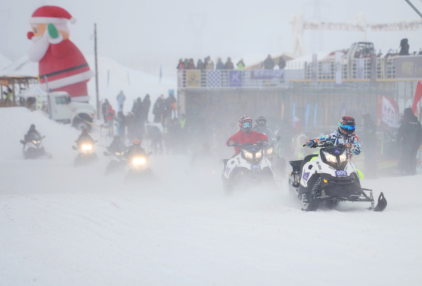 9、雪地摩托車越野挑戰(zhàn)賽選手們角逐