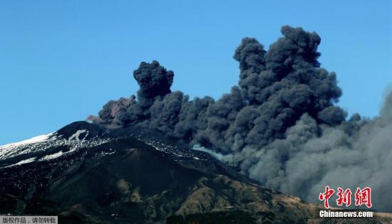 當(dāng)?shù)貢r間2018年12月24日，意大利卡塔尼亞，世界最活躍的火山之一埃特納火山于當(dāng)日再度噴發(fā)，大量火山灰被噴向天空，當(dāng)?shù)貦C(jī)場被關(guān)閉。