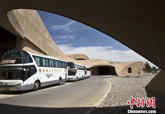 圖為莫高窟數(shù)字展示中心前往洞窟的擺渡車等候區(qū)。(資料圖) 孫志軍 攝