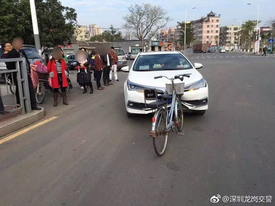 網友炸鍋!自行車撞扁轎車被瘋狂轉發(fā) 交警:略尷尬