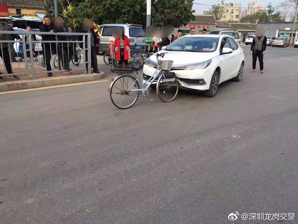 網友炸鍋!自行車撞扁轎車被瘋狂轉發(fā) 交警:略尷尬