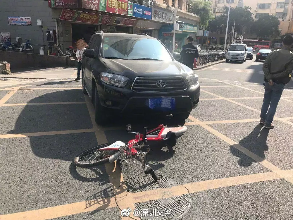 網友炸鍋!自行車撞扁轎車被瘋狂轉發(fā) 交警:略尷尬