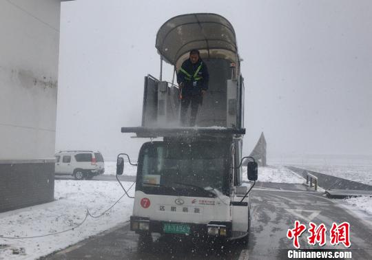 9日凌晨，東航江蘇公司飛機(jī)維修部開始準(zhǔn)備工作，除冰車準(zhǔn)時到達(dá)機(jī)坪，對飛機(jī)進(jìn)行預(yù)除冰。清晨，飛機(jī)維修部對飛機(jī)進(jìn)行了二次除冰。截至上午10時，東航江蘇公司南京主基地計劃執(zhí)行的23班航班全部出港。　寇靈楠 攝