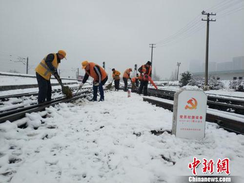 南京東車輛段貨車檢車員風(fēng)雪里按標(biāo)作業(yè)，堅守崗位保障運輸安全。（劉寅 攝）