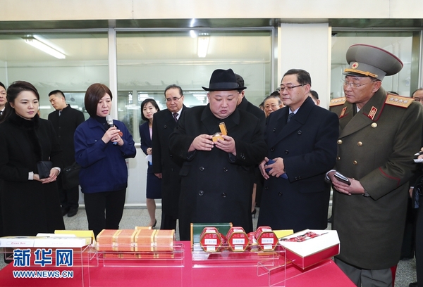 1月8日，中共中央總書記、國家主席習(xí)近平同當(dāng)日抵京的朝鮮勞動黨委員長、國務(wù)委員會委員長金正恩舉行會談。這是1月9日，金正恩參觀北京同仁堂股份有限公司同仁堂制藥廠亦莊分廠，實地考察有關(guān)傳統(tǒng)工藝及現(xiàn)代化中藥加工生產(chǎn)線。