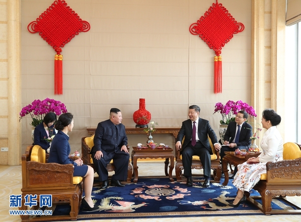 1月8日，中共中央總書記、國家主席習(xí)近平同當(dāng)日抵京的朝鮮勞動黨委員長、國務(wù)委員會委員長金正恩舉行會談。這是1月9日，習(xí)近平在北京飯店會見金正恩。