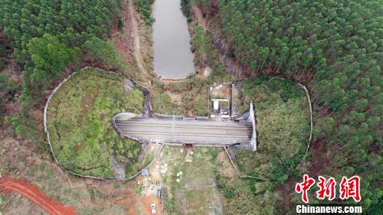 航拍花甲山隧道口 翟李強(qiáng) 攝