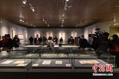 資料圖：“高山仰止—張伯駒潘素伉儷藝術(shù)文獻(xiàn)展”現(xiàn)場。展方供圖