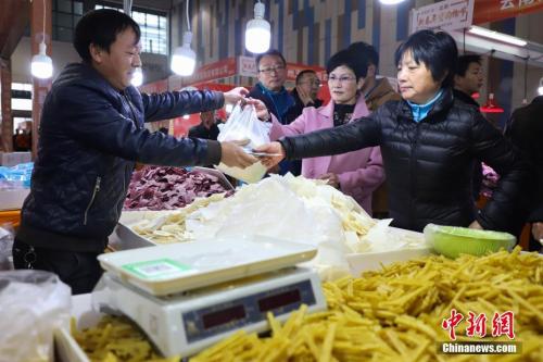 資料圖：臨近春節(jié)，在2019貴陽新春年貨購物節(jié)上前來選購年貨的民眾絡繹不絕。 <a target='_blank' href='http://www.chinanews.com/'>中新社</a>記者 瞿宏倫 攝