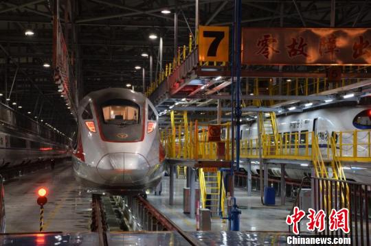 00：39，動車組機(jī)械師在檢查車頭開閉機(jī)構(gòu) 韋加恒 攝