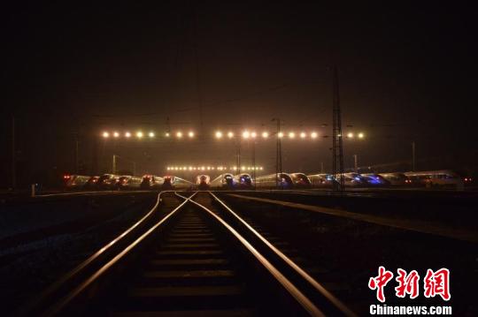 02：30，夜幕下的動車組存車場(大睡床) 韋加恒 攝