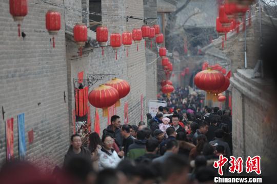 在保留去年傳統(tǒng)年俗活動的基礎上，新增豬邏輯小鎮(zhèn)、動漫主題燈會、電音節(jié)、地道滑道、網紅橋、電影真人秀、叢林穿越等新奇、刺激、體驗性強的項目。張壁古堡景區(qū)供圖