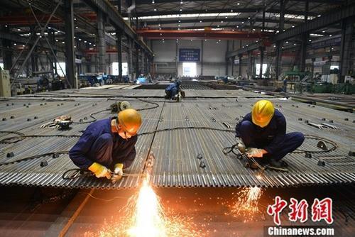 資料圖：工廠里忙碌的工人。<a target='_blank' href='http://www.chinanews.com/'>中新社</a>記者 張浪 攝