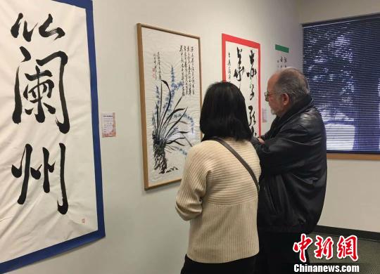 《海外華人寫蘭州國際書法展》在美國丹佛活動的展覽廳一角。　鐘欣 攝