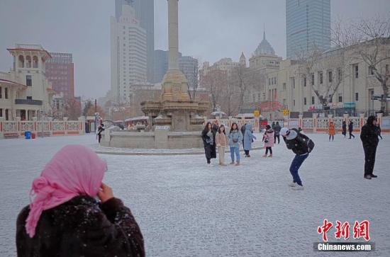 2月12日，市民及游客在雪中的天津意式風(fēng)情街馬可波羅廣場拍照游玩。當(dāng)天，天津迎來2019年首場降雪。<a target='_blank' href='http://www.chinanews.com/'>中新社</a>記者 佟郁 攝