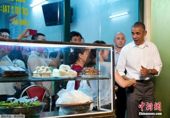 資料圖：2016年，美國前總統(tǒng)奧巴馬在首都河內(nèi)一家平民食店，與廚師出身的美國電視主持一同品嘗地道美食，引來大批民眾圍觀。美國白宮在社交網(wǎng)站發(fā)布一張相片：奧巴馬與美國著名廚師布爾丹在河內(nèi)一家平民食店品嘗了地道越式米粉及河內(nèi)啤酒。