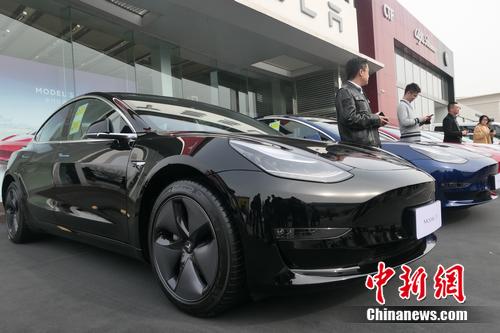 首批特斯拉Model 3中國市場交付現(xiàn)場。 張旭 攝